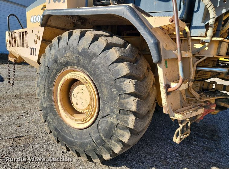 image for item LD9039 2001 John Deere 400C  haul truck