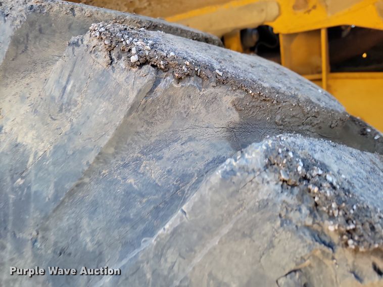 image for item LD9039 2001 John Deere 400C  haul truck