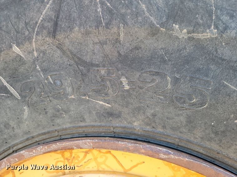 image for item LD9039 2001 John Deere 400C  haul truck