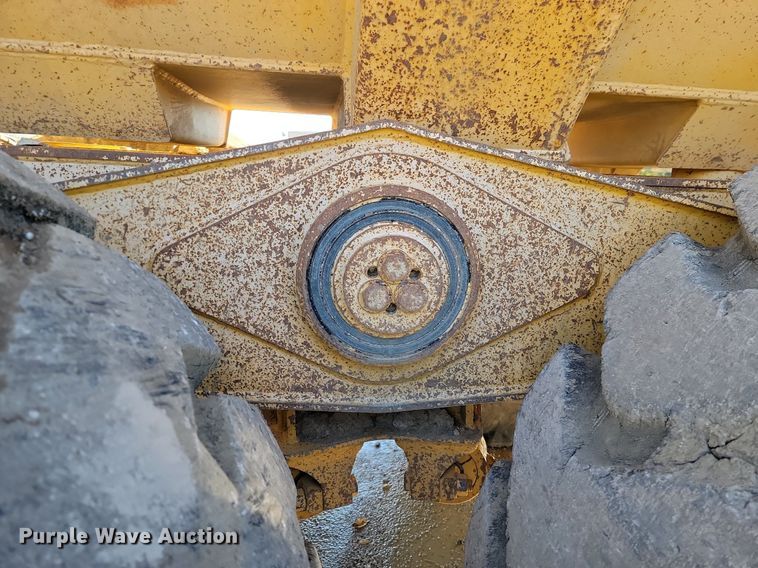 image for item LD9039 2001 John Deere 400C  haul truck