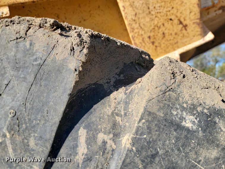 image for item LD9039 2001 John Deere 400C  haul truck