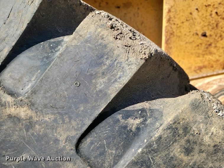 image for item LD9039 2001 John Deere 400C  haul truck