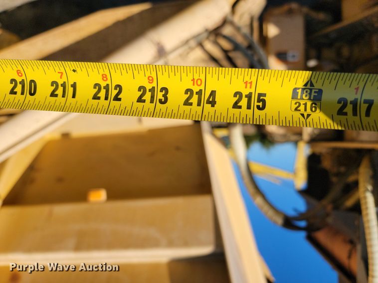 image for item LD9039 2001 John Deere 400C  haul truck