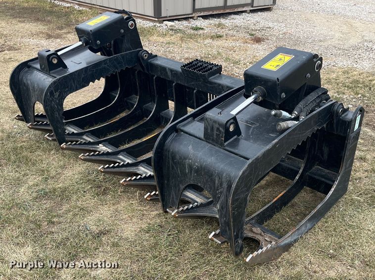image for item LD9796 2021 Caterpillar  skid steer grapple bucket