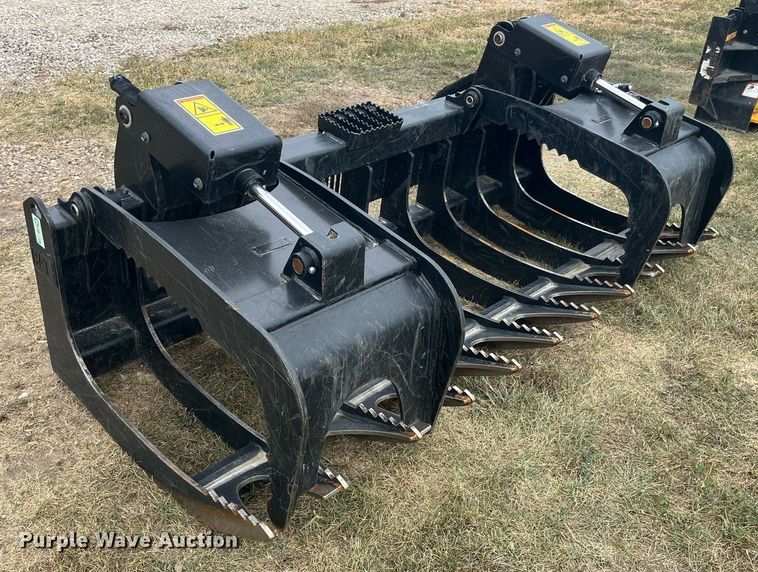 image for item LD9796 2021 Caterpillar  skid steer grapple bucket
