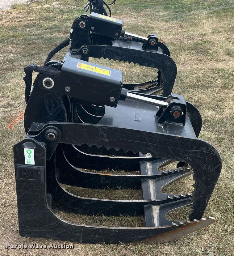 image for item LD9796 2021 Caterpillar  skid steer grapple bucket