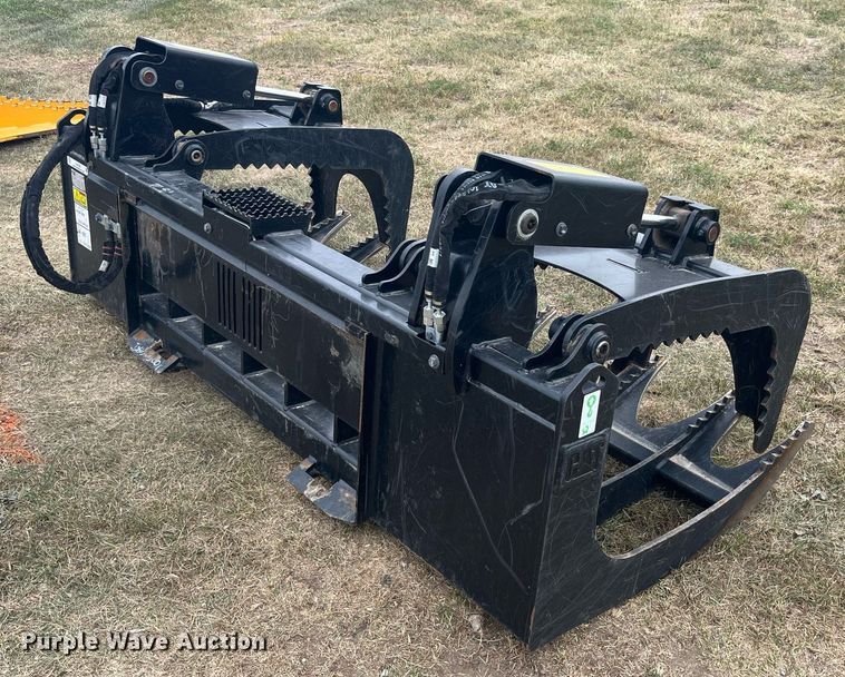 image for item LD9796 2021 Caterpillar  skid steer grapple bucket