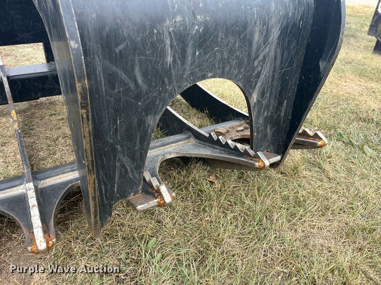 image for item LD9796 2021 Caterpillar  skid steer grapple bucket