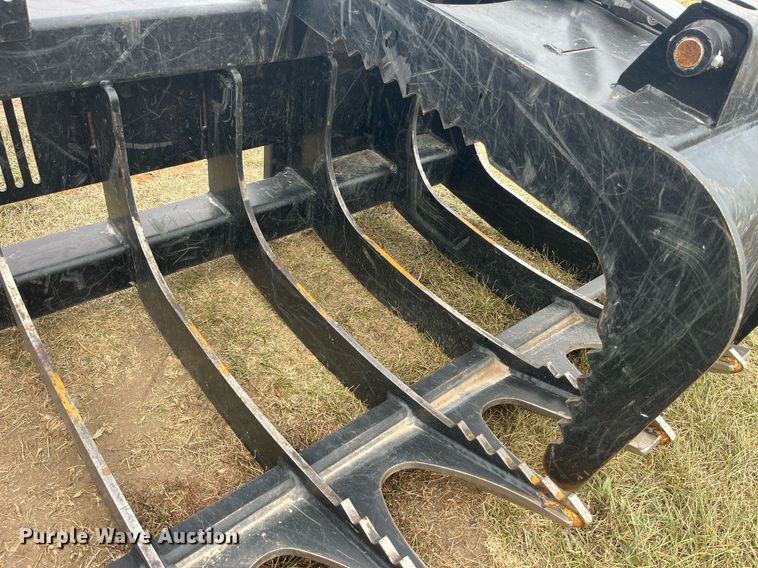 image for item LD9796 2021 Caterpillar  skid steer grapple bucket