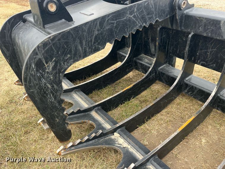 image for item LD9796 2021 Caterpillar  skid steer grapple bucket