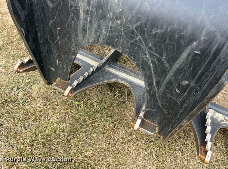 image for item LD9796 2021 Caterpillar  skid steer grapple bucket