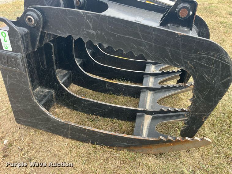 image for item LD9796 2021 Caterpillar  skid steer grapple bucket