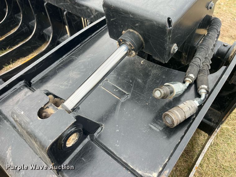 image for item LD9796 2021 Caterpillar  skid steer grapple bucket