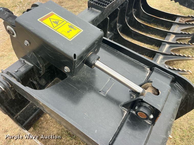 image for item LD9796 2021 Caterpillar  skid steer grapple bucket