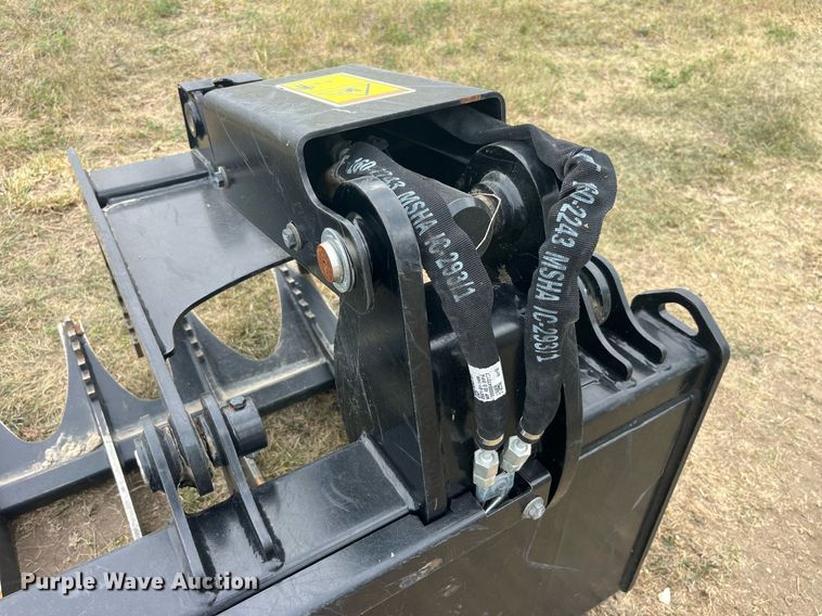 image for item LD9796 2021 Caterpillar  skid steer grapple bucket