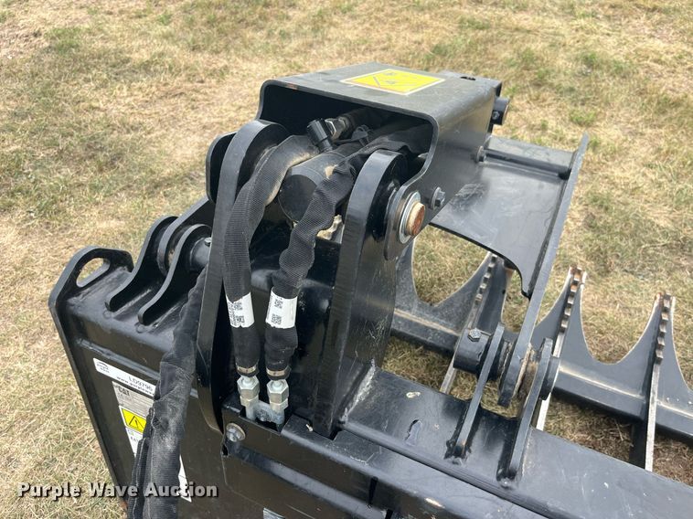 image for item LD9796 2021 Caterpillar  skid steer grapple bucket