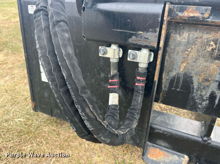 image for item LD9796 2021 Caterpillar  skid steer grapple bucket