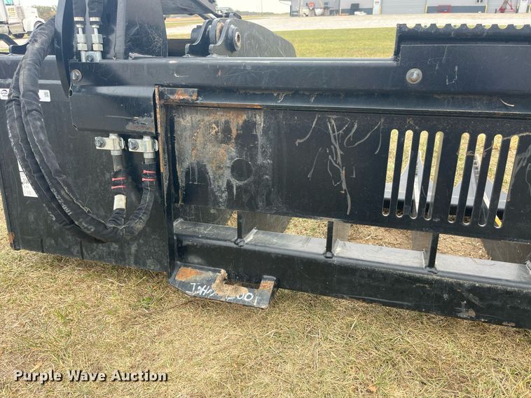 image for item LD9796 2021 Caterpillar  skid steer grapple bucket