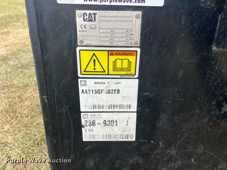 image for item LD9796 2021 Caterpillar  skid steer grapple bucket