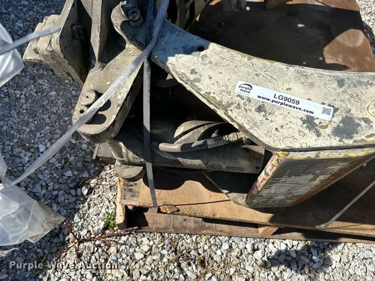 image for item LG9059 Cascade 25C-RC-03F  forklift clamp