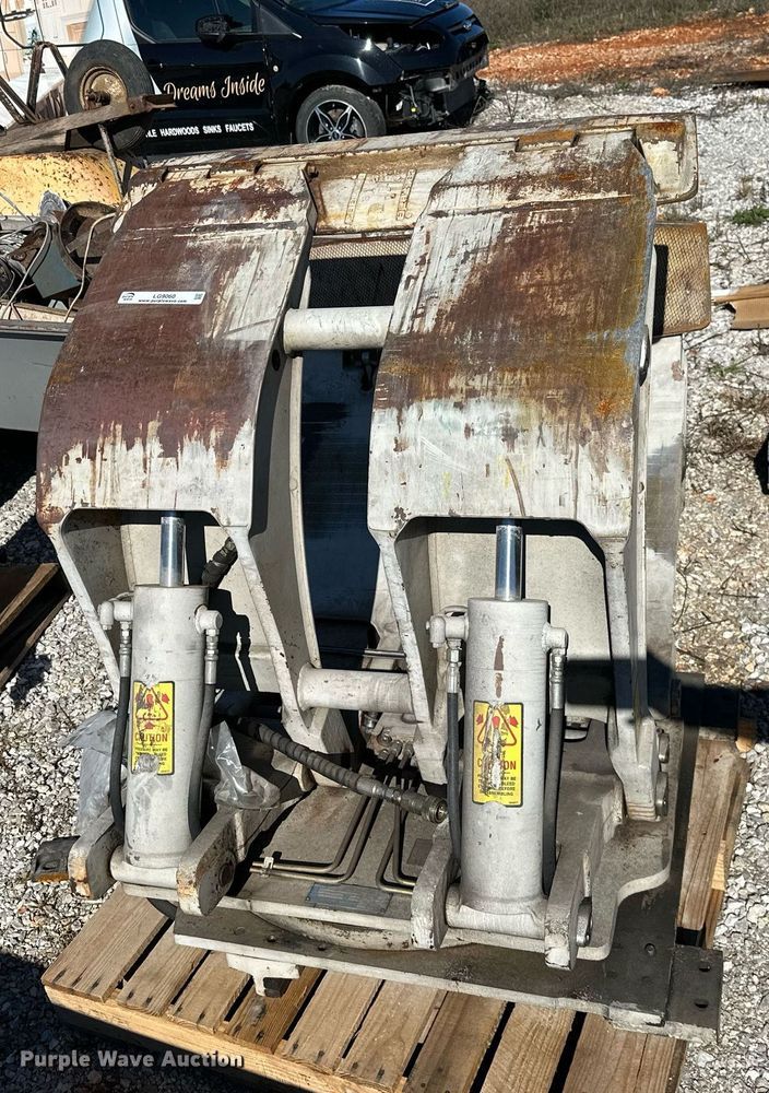 image for item LG9060 Cascade  forklift clamp