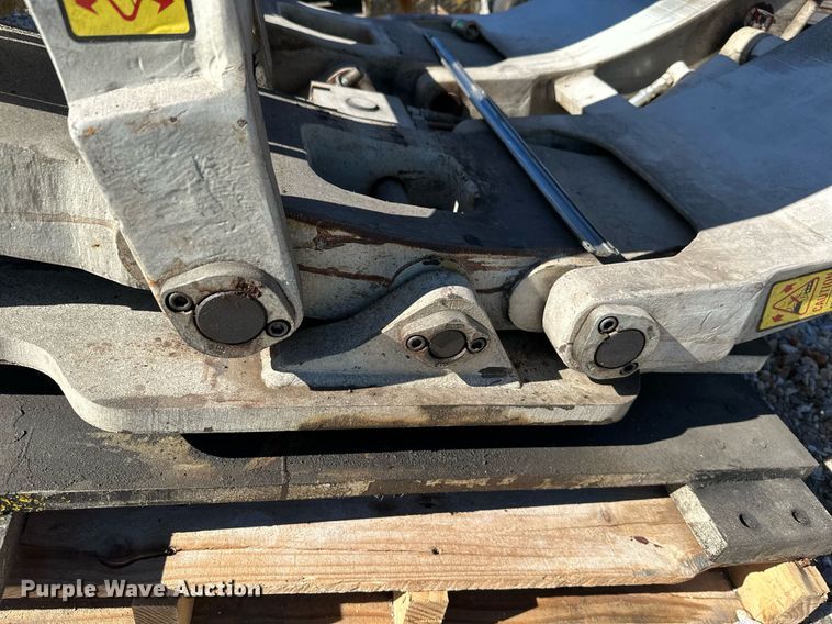 image for item LG9060 Cascade  forklift clamp