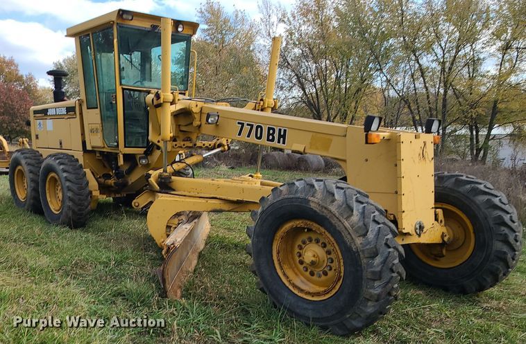 image for item LJ9295 1996 John Deere 770BH  motor grader