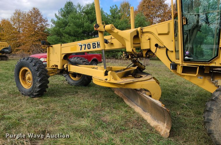 image for item LJ9295 1996 John Deere 770BH  motor grader