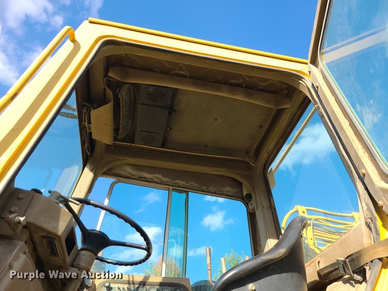 image for item LJ9299 1989 Caterpillar 615C  elevating scraper