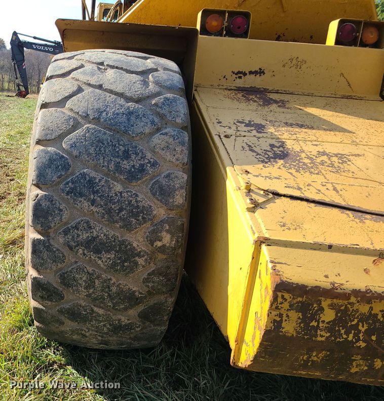 image for item LJ9299 1989 Caterpillar 615C  elevating scraper