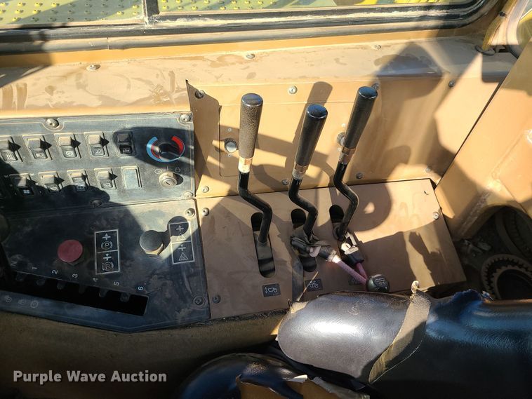 image for item LJ9300 2006 Caterpillar 615C Series II  elevating scraper