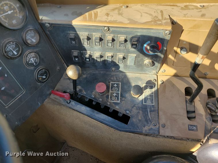 image for item LJ9300 2006 Caterpillar 615C Series II  elevating scraper