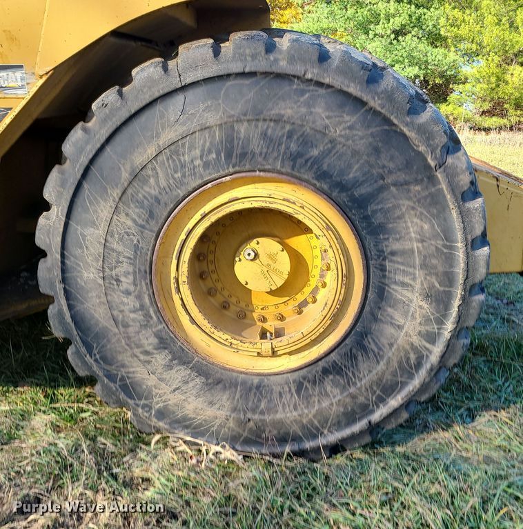 image for item LJ9300 2006 Caterpillar 615C Series II  elevating scraper