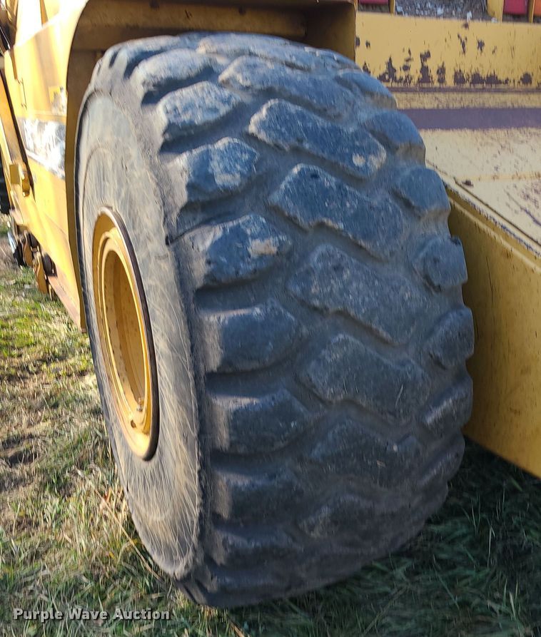 image for item LJ9300 2006 Caterpillar 615C Series II  elevating scraper