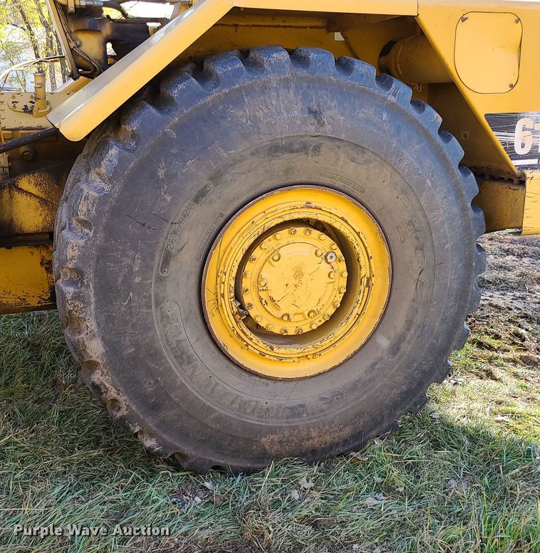 image for item LJ9300 2006 Caterpillar 615C Series II  elevating scraper