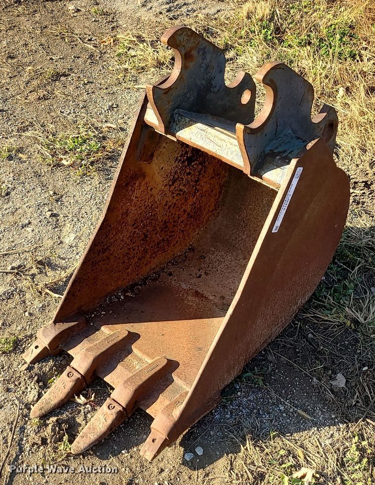 Kubota excavator bucket in Smithville, MO Item LJ9318 for sale