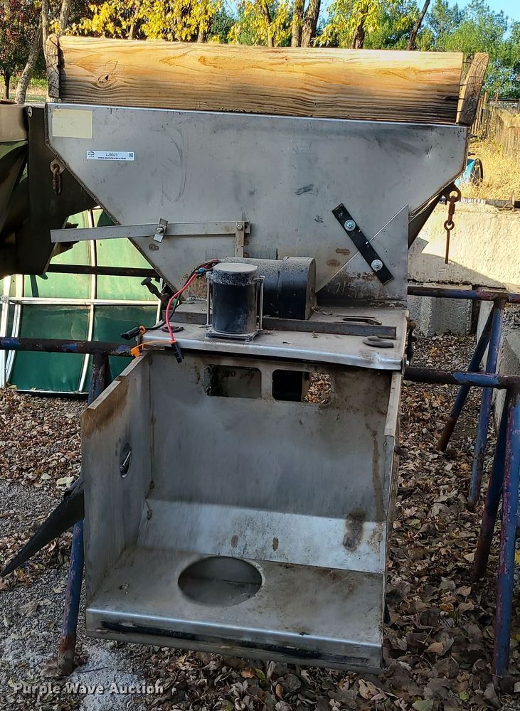 image for item LJ9325 American  spreader