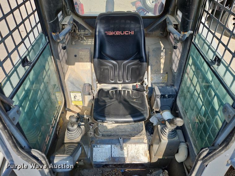 image for item LM9161 2004 Takeuchi TL140  tracked skid steer loader