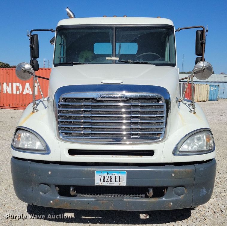 image for item LO9828 2005 Freightliner Columbia  semi truck