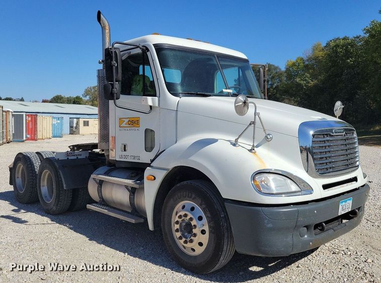 image for item LO9828 2005 Freightliner Columbia  semi truck