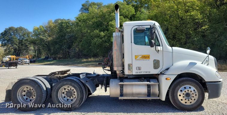 image for item LO9828 2005 Freightliner Columbia  semi truck