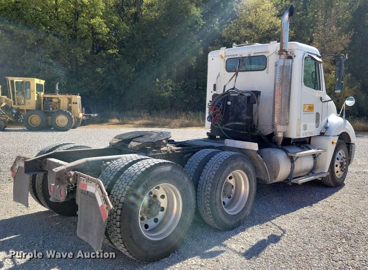 image for item LO9828 2005 Freightliner Columbia  semi truck
