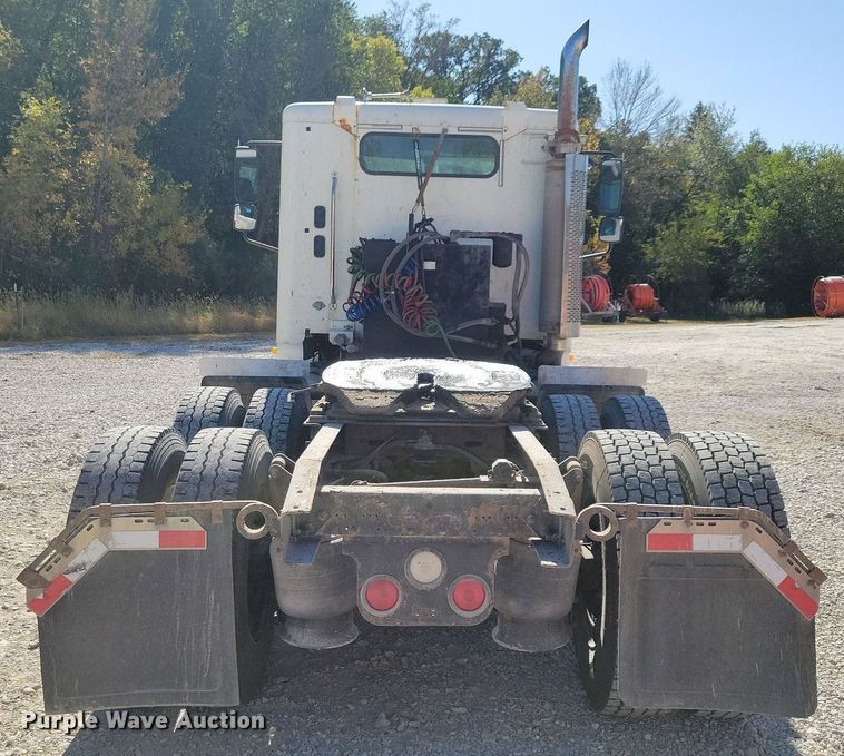 image for item LO9828 2005 Freightliner Columbia  semi truck