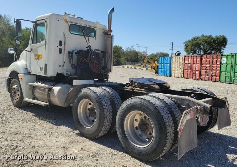 image for item LO9828 2005 Freightliner Columbia  semi truck