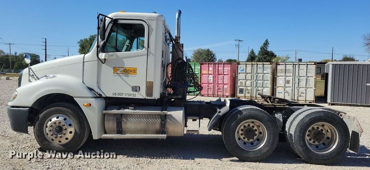 image for item LO9828 2005 Freightliner Columbia  semi truck