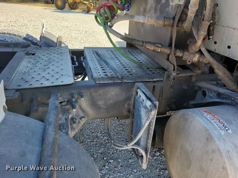 image for item LO9828 2005 Freightliner Columbia  semi truck