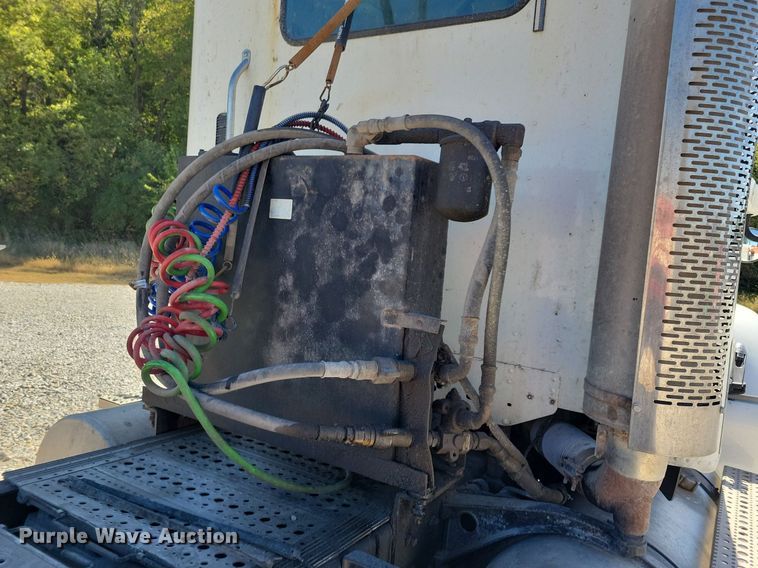 image for item LO9828 2005 Freightliner Columbia  semi truck