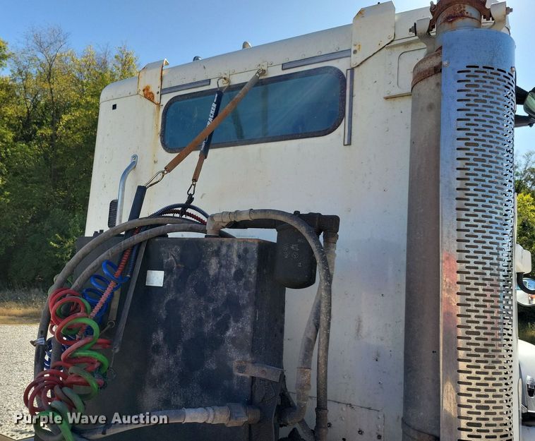 image for item LO9828 2005 Freightliner Columbia  semi truck