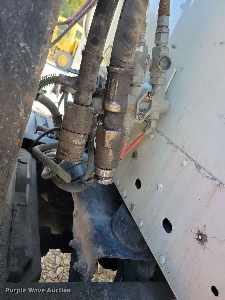 image for item LO9828 2005 Freightliner Columbia  semi truck