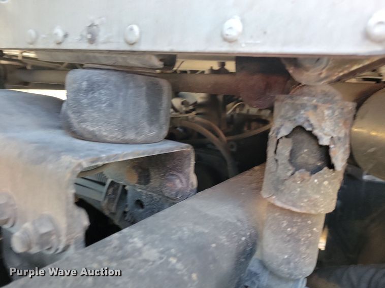 image for item LO9828 2005 Freightliner Columbia  semi truck